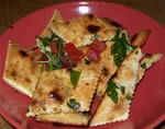 Pizza a pezzi con rucola e basilico