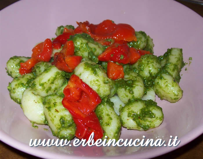 Gnocchi with pesto and roasted peppers