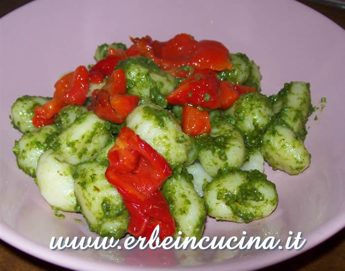 Gnocchi al pesto e peperoni