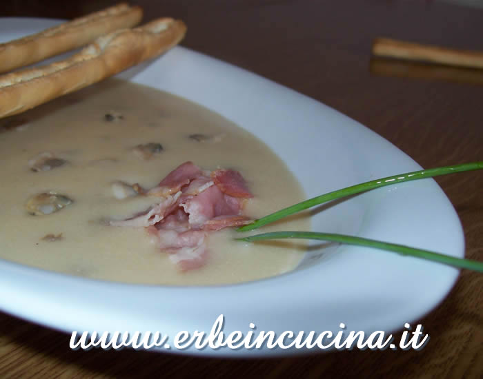 Clams soup with chives