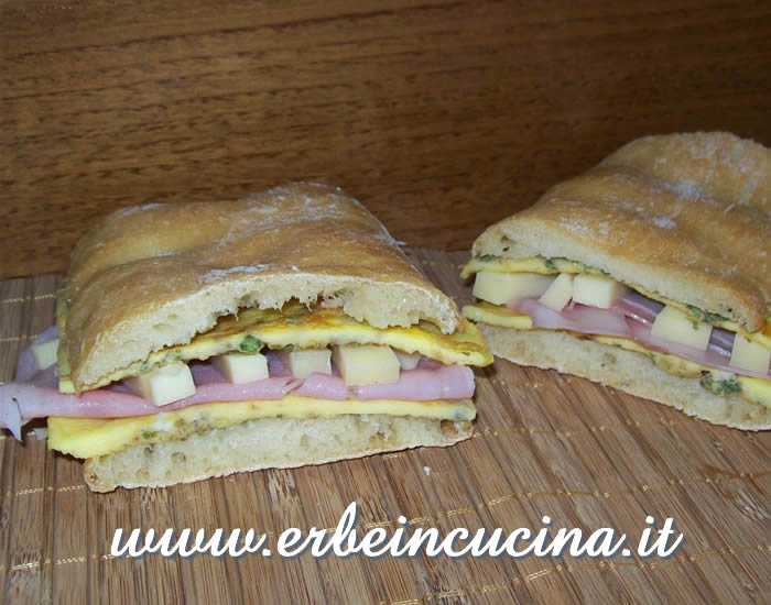 Ciabatta con frittata alla maggiorana