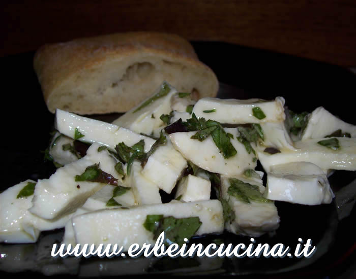 Mozzarella salad with herbs