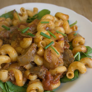 Pasta with chicken livers, tomato and mushrooms