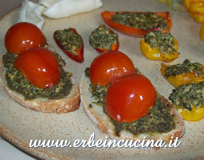 Bruschette e peperoncini grigliati con crema alla nepetella