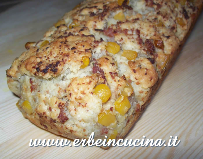 Mandioc bread with bacon and mint