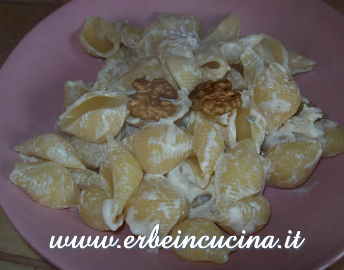 Walnuts pasta with marjoram