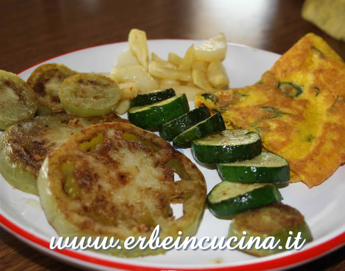 Frittata alle erbe con pomodori verdi fritti