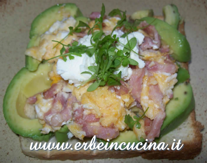 Uova e pancetta con avocado e crescione