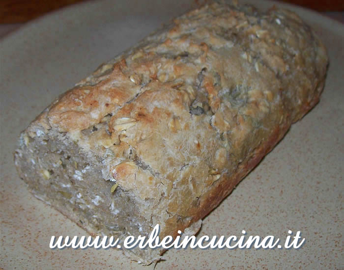 Pane integrale con timo e salvia