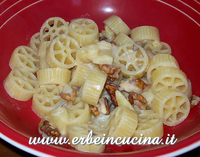 Pasta con mele, noci e salvia