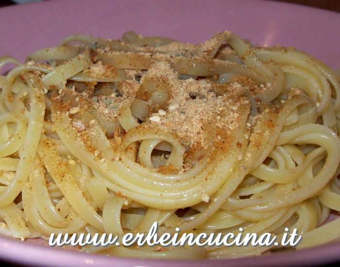 Breadcrumbs pasta with aromatic herbs