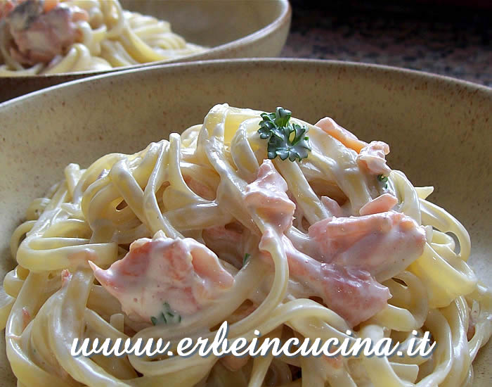 Pasta con salmone e prezzemolo riccio