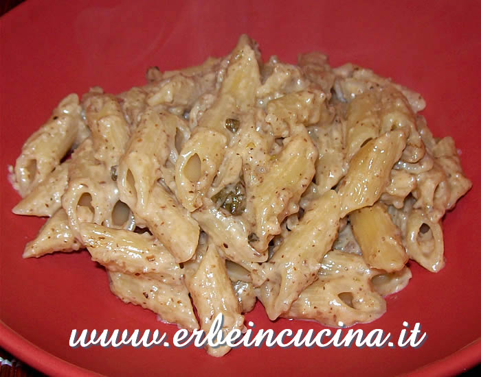 Gorgonzola andwalnuts pasta with marjoram