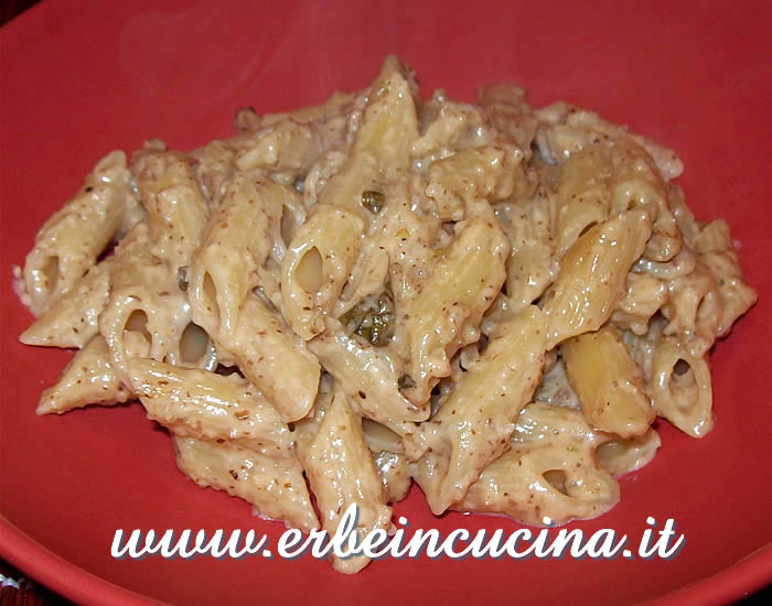 Pasta con gorgonzola e noci alla maggiorana