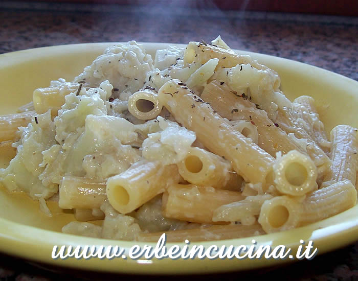 Cauliflower pasta with aromatic herbs