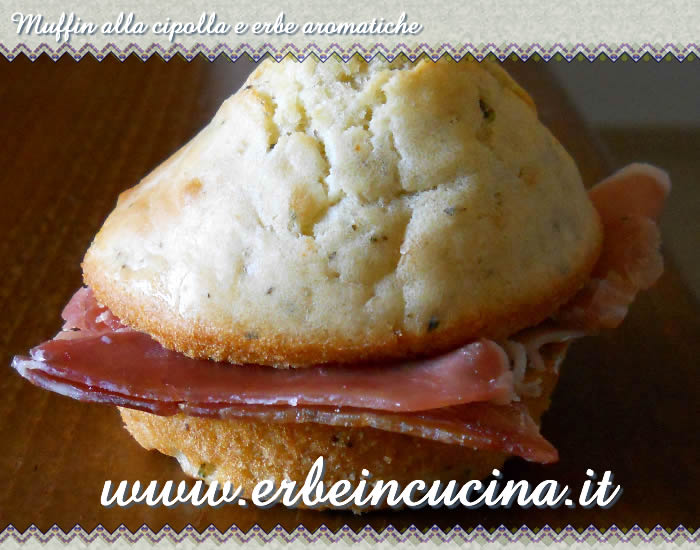 Muffin alla cipolla e erbe aromatiche