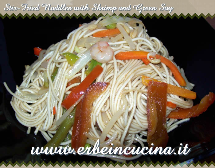 Stir-fried noddles with shrimp and green soy
