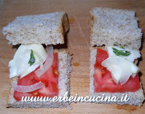 Sandwiches with thyme and onion