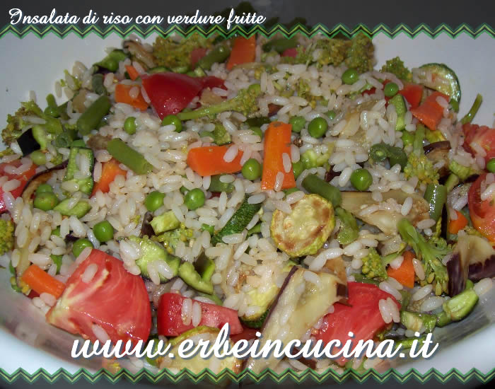 Insalata di riso con verdure fritte