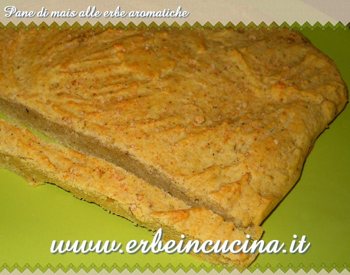 Pane di mais alle erbe aromatiche