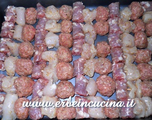 Aromatic mini skewers with honey marinade
