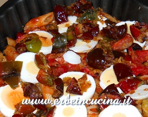 Baked pasta with peppers and cinnamon basil