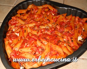 Timballo di pasta con peperoni e basilico cannella