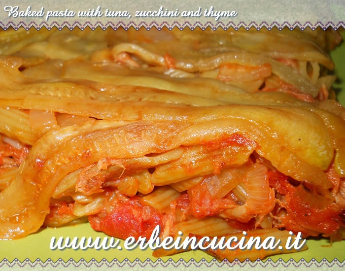 Baked pasta with tuna, zucchini and thyme