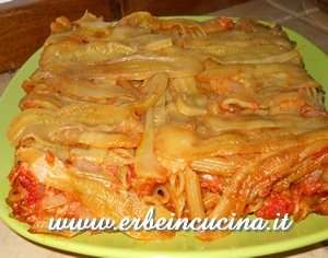 Baked pasta with tuna, zucchini and thyme