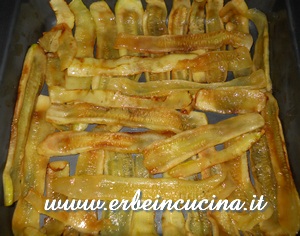 Baked pasta with tuna, zucchini and thyme