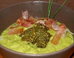 Crema di piselli con speck e pesto