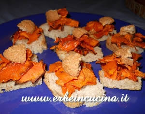 Tartine di zucca, amaretti e salvia