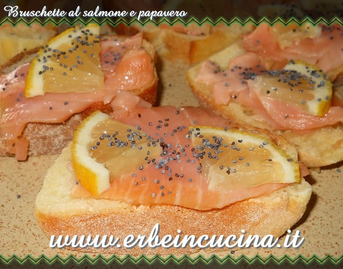 Bruschette al salmone e papavero