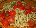 Spaghetti con pesto e pomodori ciliegino