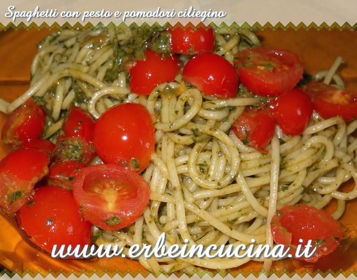 Spaghetti con pesto e pomodori ciliegino