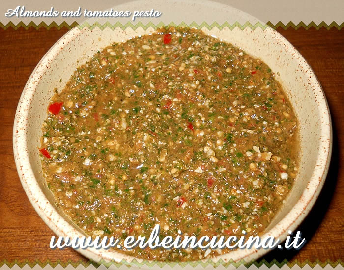 Almonds and tomatoes pesto