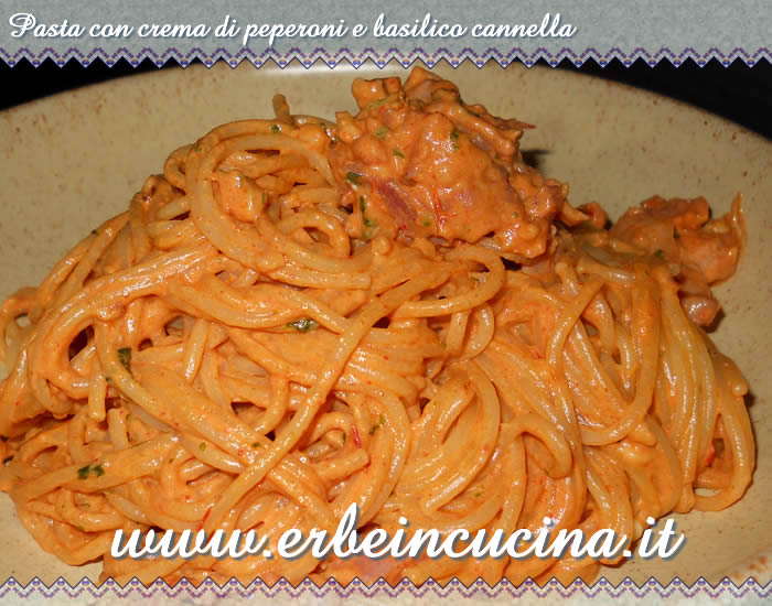 Pasta con crema di peperoni e basilico cannella