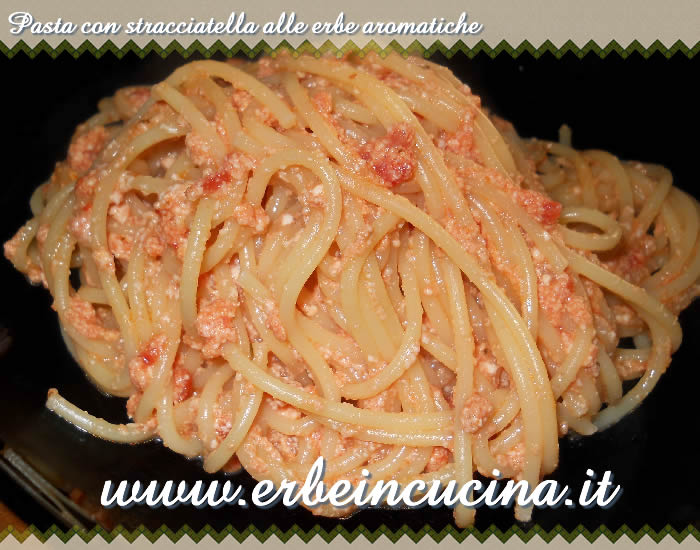 Pasta con stracciatella alle erbe aromatiche