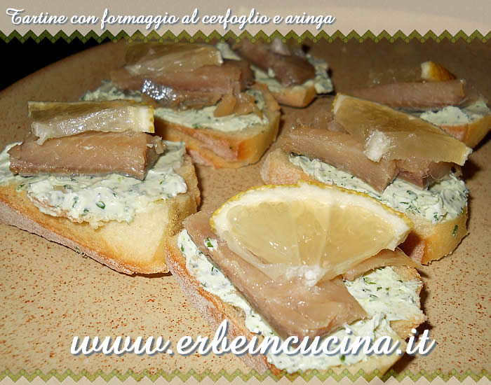 Tartine con formaggio al cerfoglio e aringa