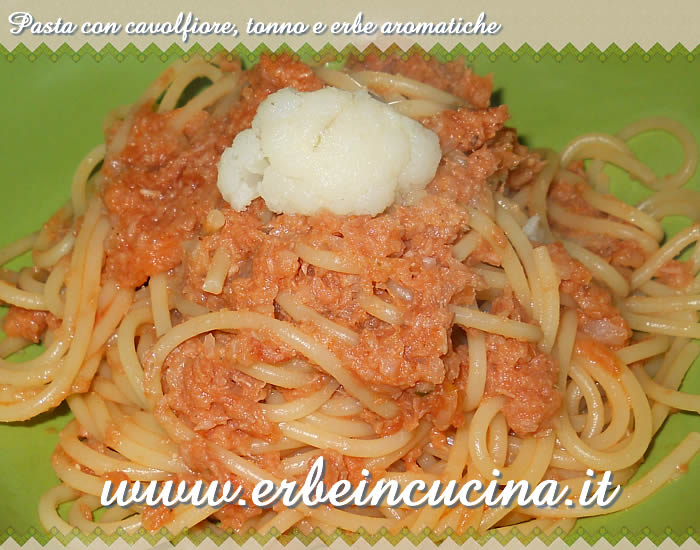 Pasta con cavolfiore, tonno e erbe aromatiche