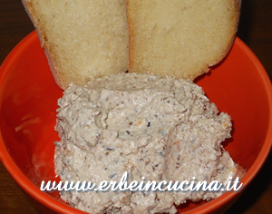 Mousse di noci allo spumante e maggiorana