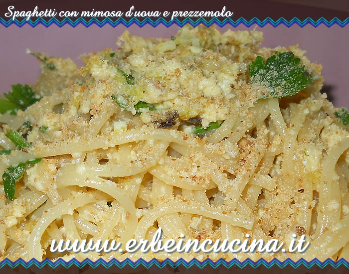 Spaghetti con uova mimosa e prezzemolo