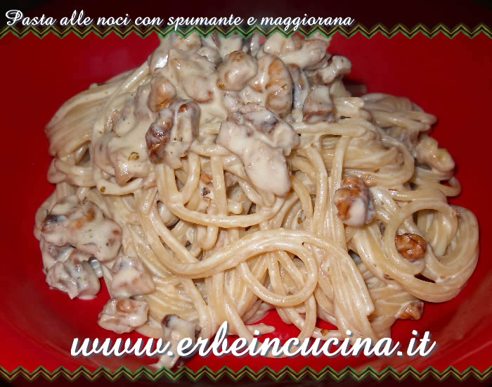 Pasta alle noci con spumante e maggiorana