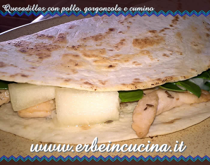 Quesadillas con pollo, gorgonzola e cumino